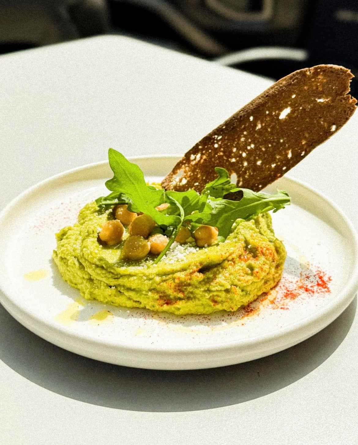 Hummus de garbanzos con aguacate